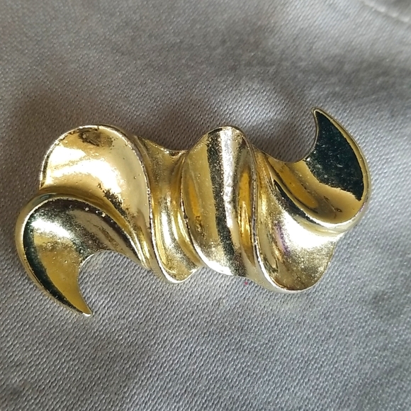 MODERN ART golden tone metal pin - Picture 1 of 3